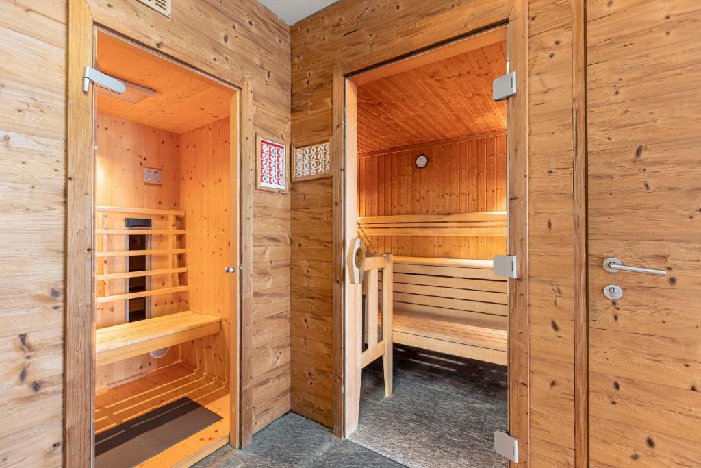 eine Sauna mit Holzwänden und Holztüren in der Unterkunft Tauernresidence Radstadt by ALPS RESORTS in Radstadt