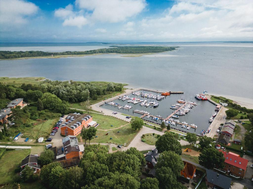 uma vista aérea de uma marina com barcos na água em Hotel Seeblick em Barhöft