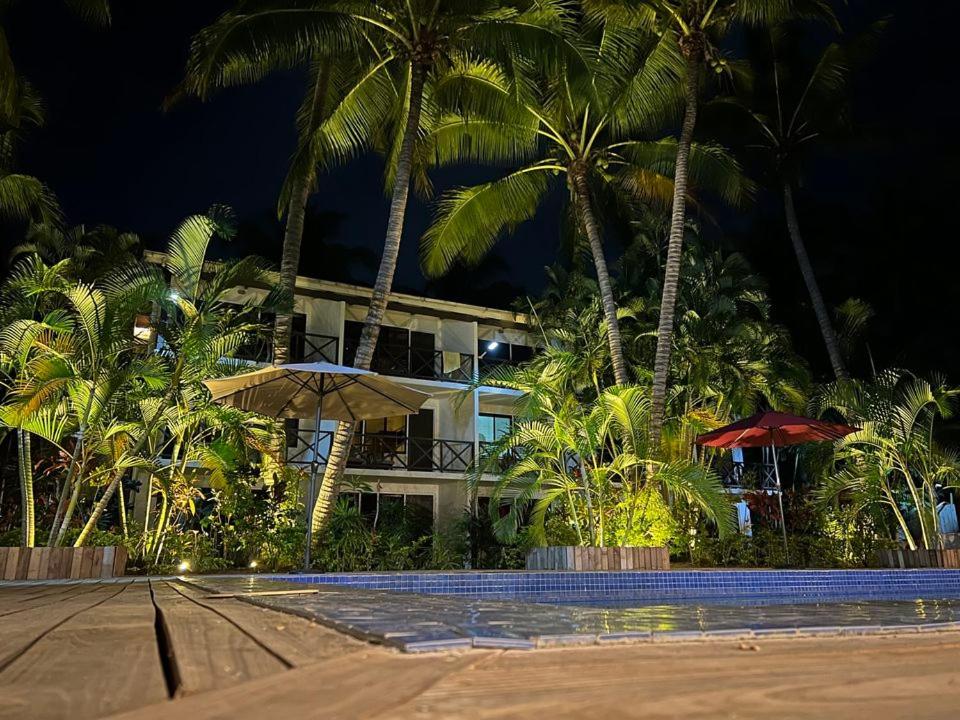 un edificio con palmeras frente a un complejo en Oasis Palms Hotel, en Nadi