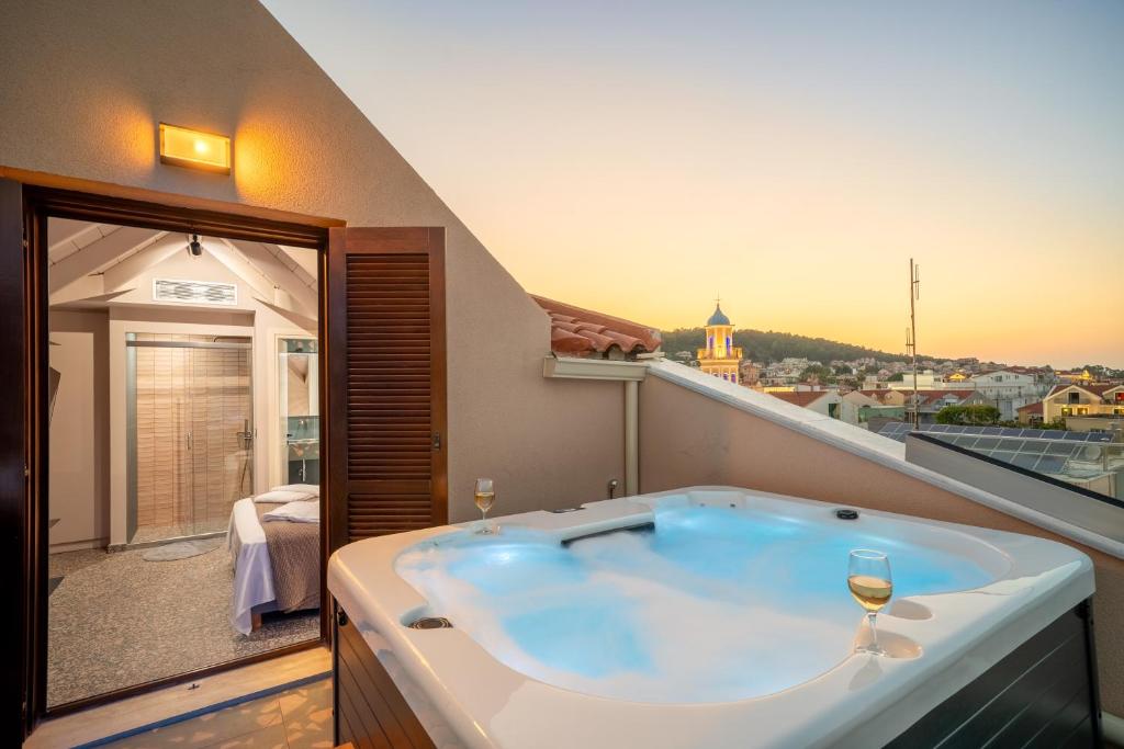 una vasca da bagno su un balcone con vista di Pink Panther Maisonette Suite ad Argostoli