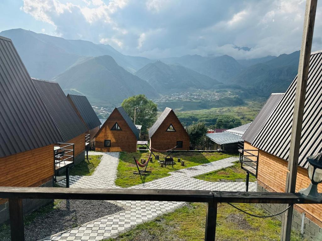 - un balcon offrant une vue sur les montagnes dans l'établissement Guesthouse Elli & Cottages, à Kazbegi