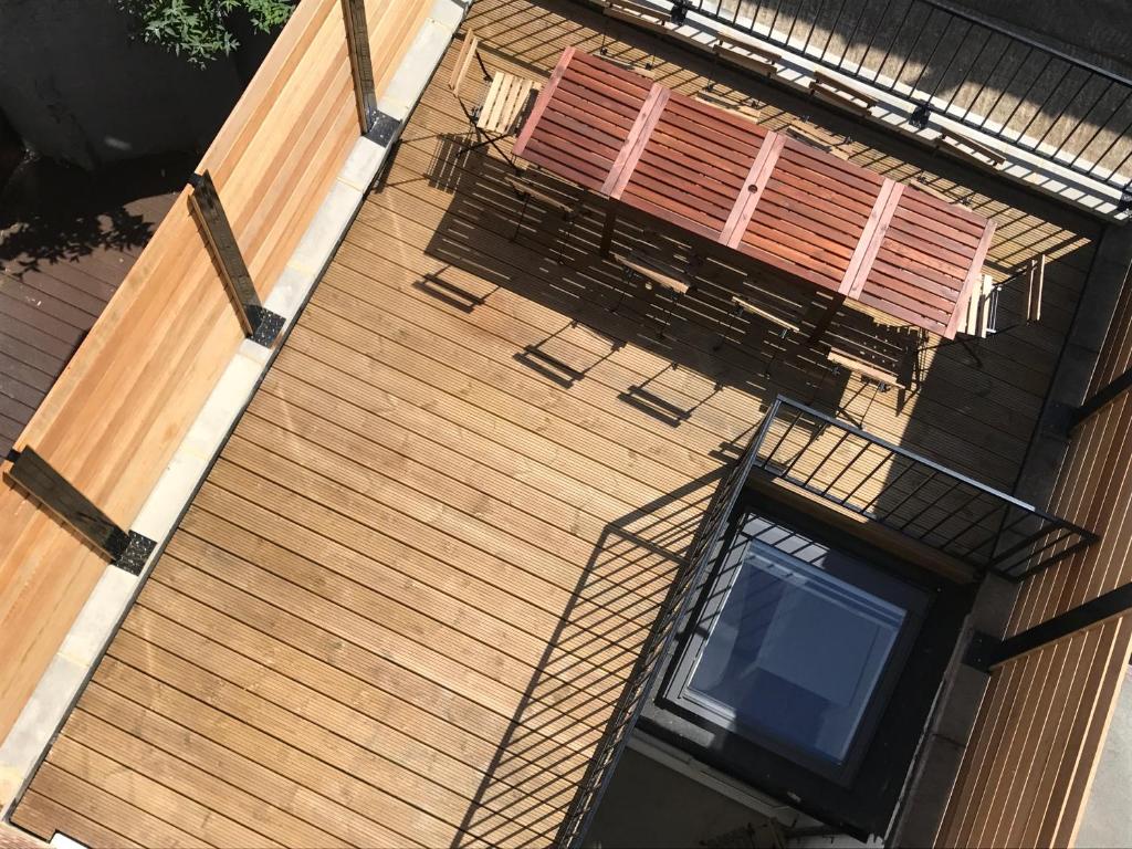 Elle offre une vue aérienne sur une maison dotée de chaises et d'un balcon. dans l'établissement Camden Terrace, à Londres