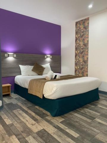 Tempat tidur dalam kamar di FASTHOTEL A Dijon