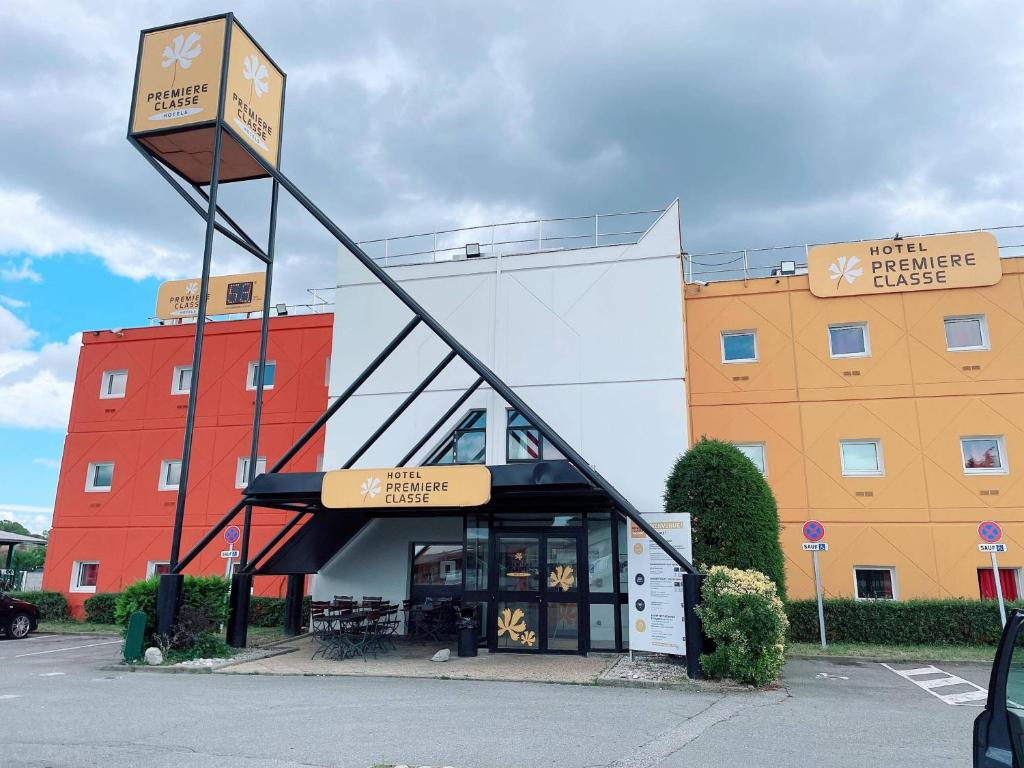 een restaurant met een groot bord op een parkeerplaats bij Premiere Classe Valence - Bourg Les Valence in Bourg-lès-Valence