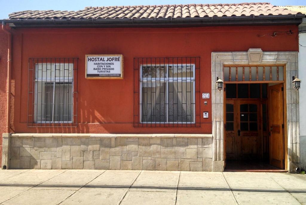 een rood gebouw met een bord dat een ziekenhuis tolk leest bij Piezas con Baño Privado Economicas in La Serena