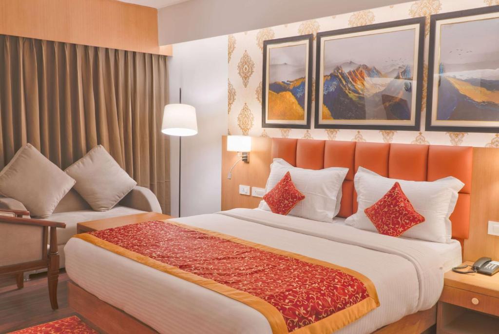 Days Inn by Wyndham Gangtok Tadong tesisinde bir odada yatak veya yataklar