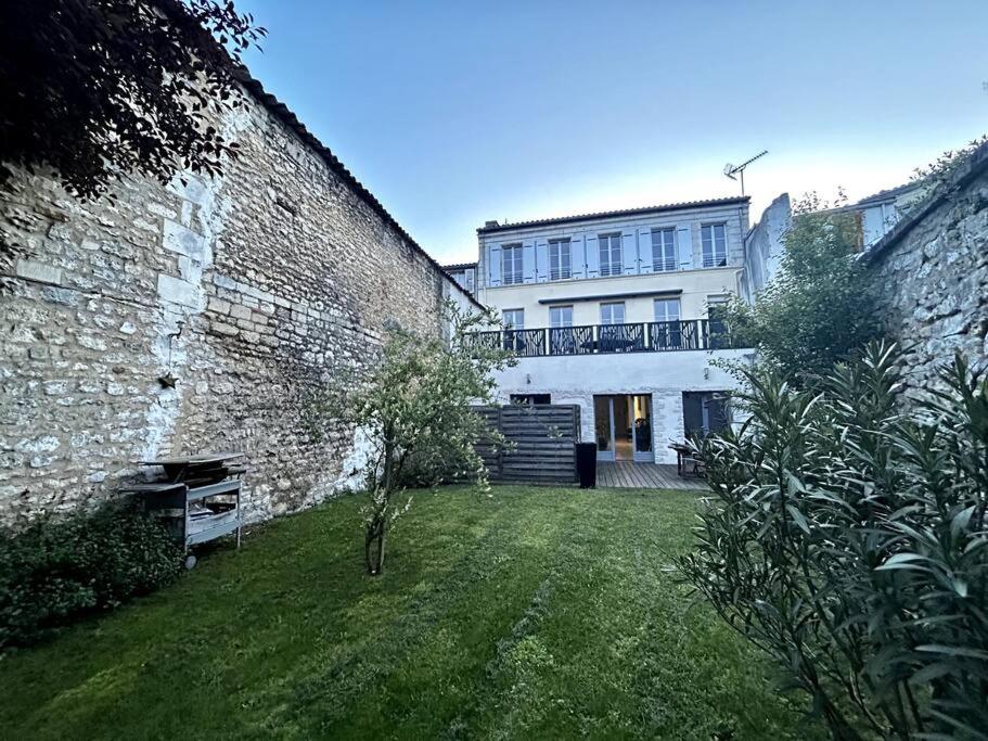 Un jardín fuera de Le République - Logements avec jardin situés en plein cœur de ville et proche des thermes