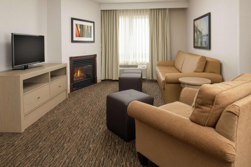 sala de estar con sofá y chimenea en DoubleTree by Hilton Portland Tigard, en Tigard