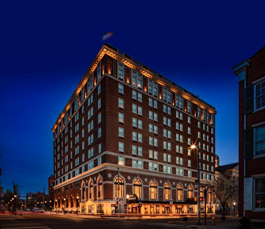 un edificio alto con una bandera encima en The Yorktowne Hotel, Tapestry Collection by Hilton, en York