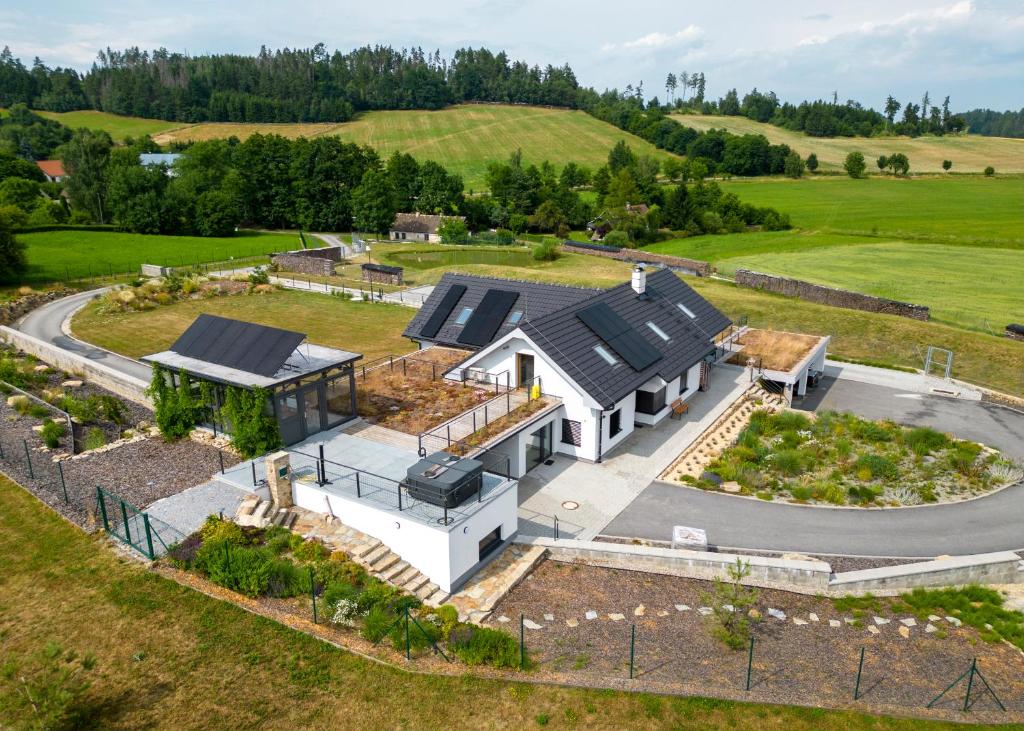 - une vue aérienne sur une maison dotée de panneaux solaires dans l'établissement Ubytování v soukromí v Šachu, à Volfířov