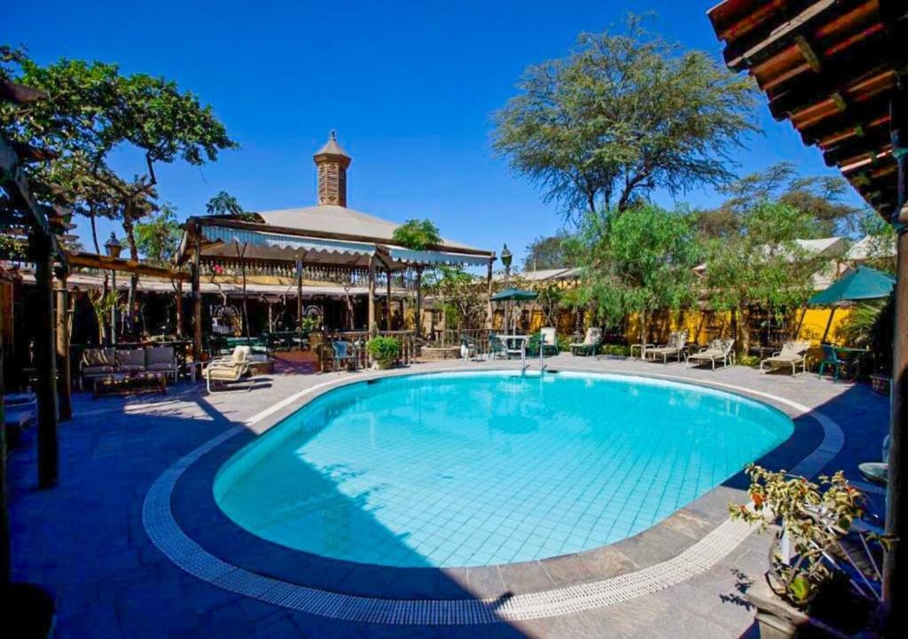 una piscina in un resort con padiglione di Hotel & Hacienda El Carmelo a Ica