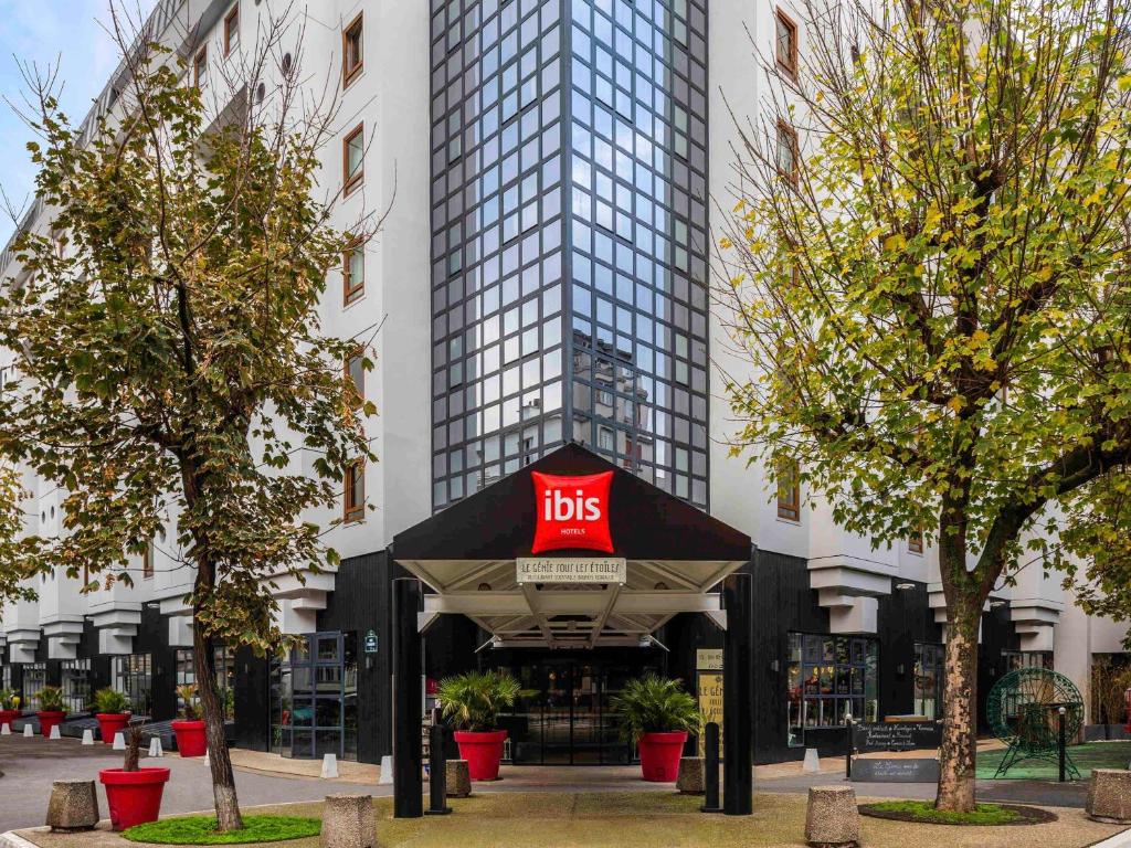 un hotel con un cartel de alta en frente de un edificio en ibis Paris Bastille Opera, en París