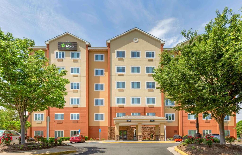 een afbeelding van een hotel met bomen ervoor bij Extended Stay America Suites - Washington, DC - Centreville - Manassas in Centreville