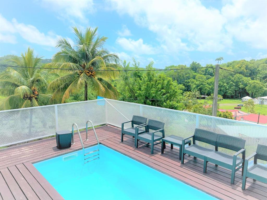 The swimming pool at or close to Le domaine de Périolat