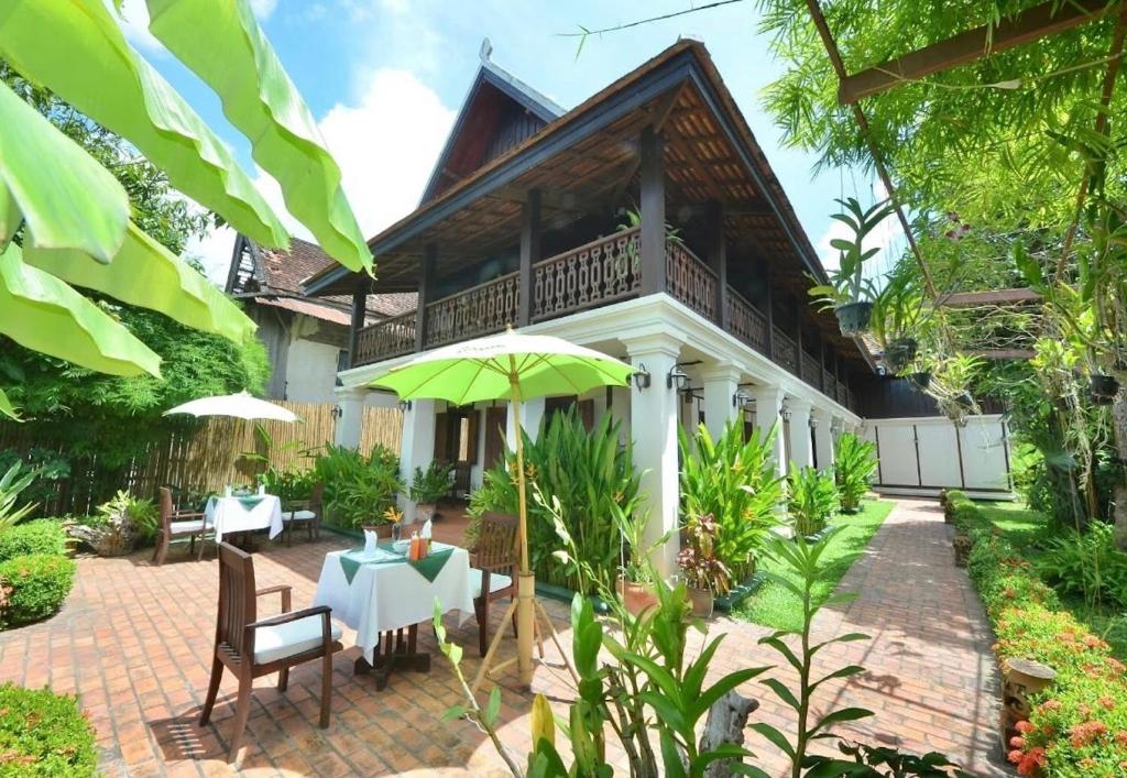 Luang Prabang Residence & Travel के बाहर एक बगीचा