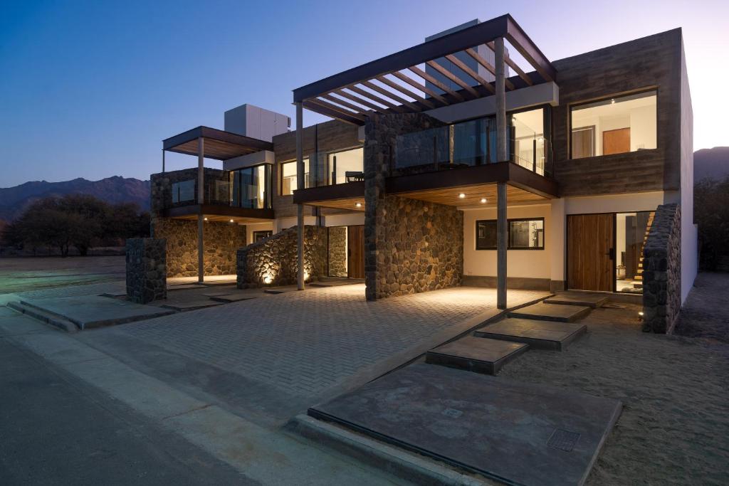 un gran edificio con un patio delante de él en DEPARTAMENTOS TERRAZAS DE CAFAYATE, en Cafayate