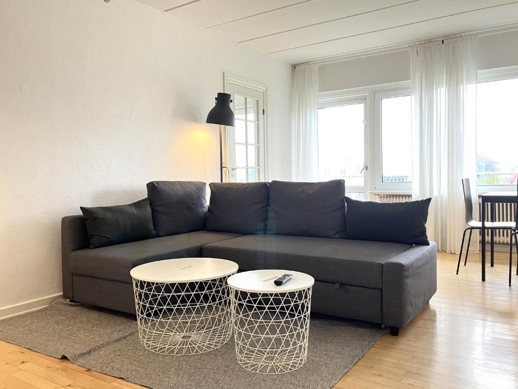 uma sala de estar com um sofá e duas mesas em Tow-Bedroom Apartment Located In The Beautiful City Of Fredericia em Fredericia