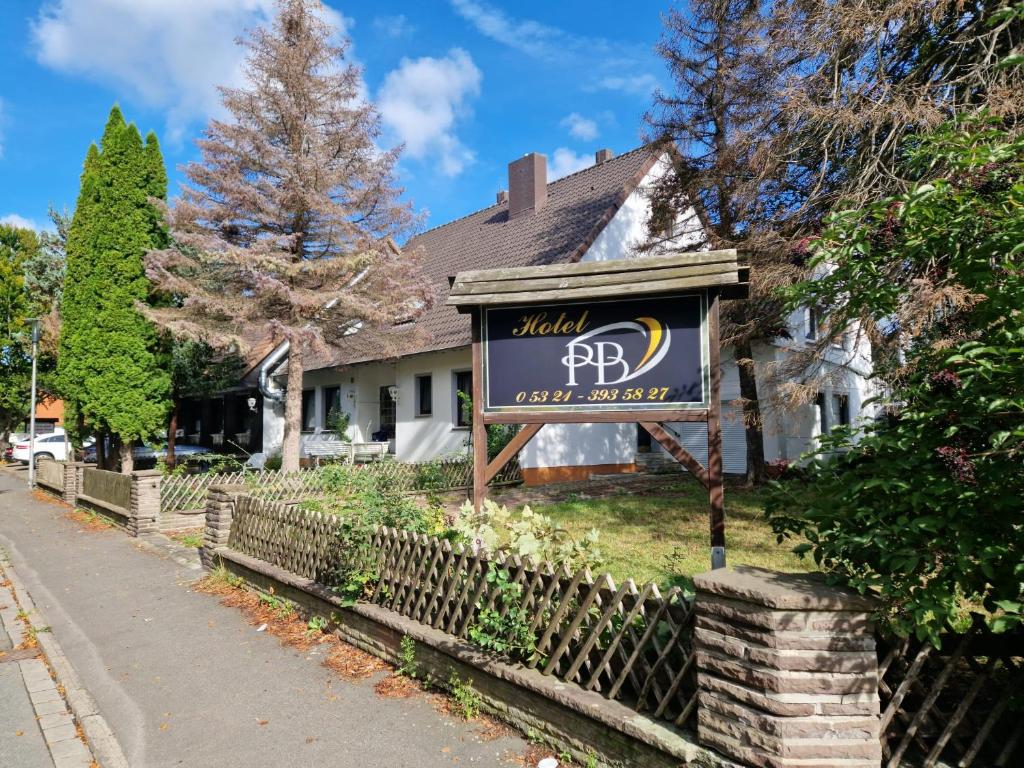 ein Schild vor einem Haus in der Unterkunft Hotel PB in Goslar