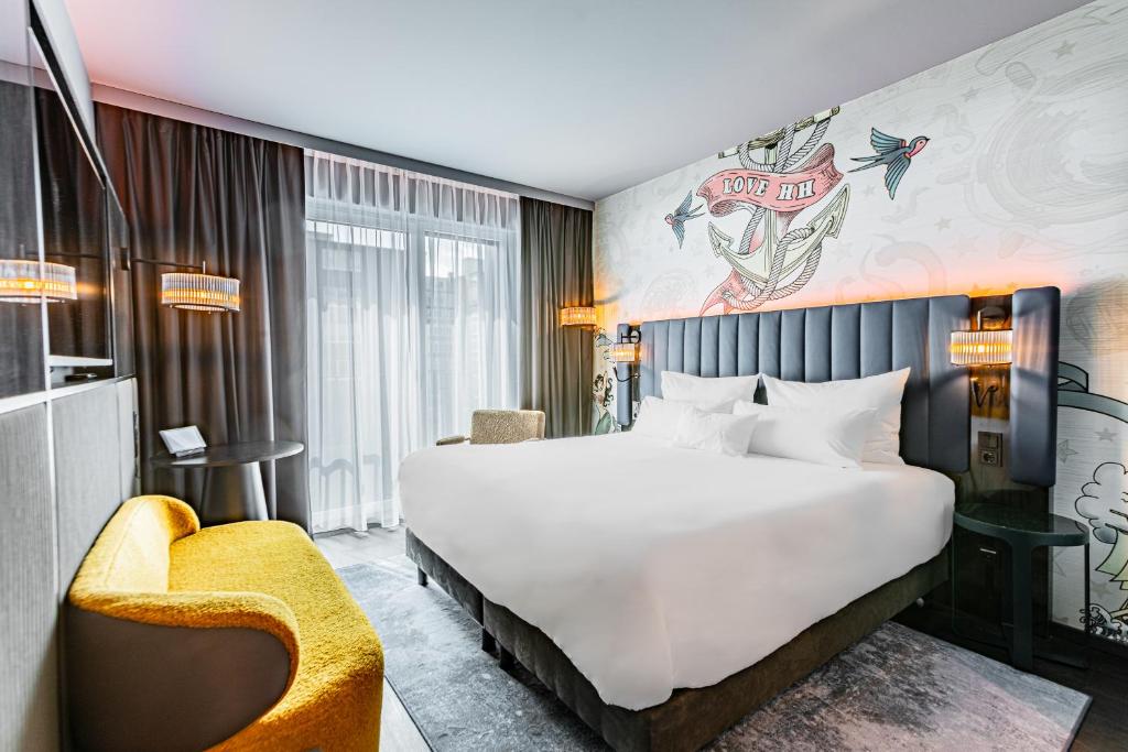 Giường trong phòng chung tại NYX Hotel Hamburg by Leonardo Hotels