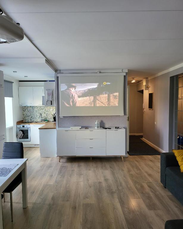 uma sala de estar com um grande ecrã no meio em The entire comfortable apartment em Rakvere