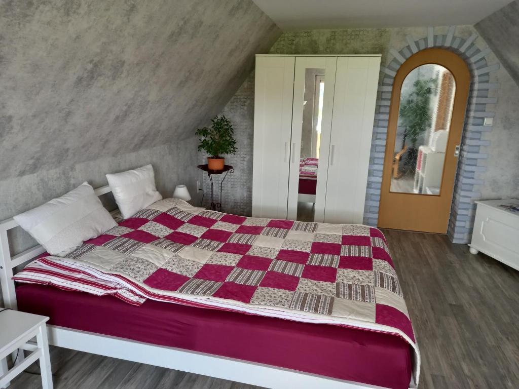 A bed or beds in a room at Ferienwohnung, Urlaub im Frankenwald