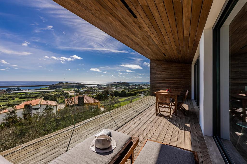 einen Balkon mit Meerblick von einem Haus aus in der Unterkunft Quinta das Camélias - Açores in Ponta Delgada