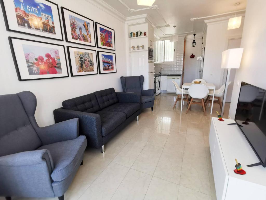 ein Wohnzimmer mit 2 Sofas und einem TV in der Unterkunft Bayuca 107 Yumbo Center By Pride Holiday Rentals in Maspalomas