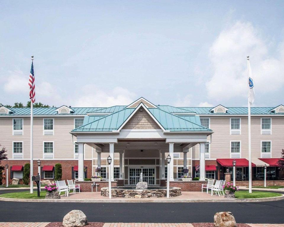 wykonanie przedniej części hotelu w obiekcie Comfort Inn & Suites Sturbridge-Brimfield w mieście Sturbridge