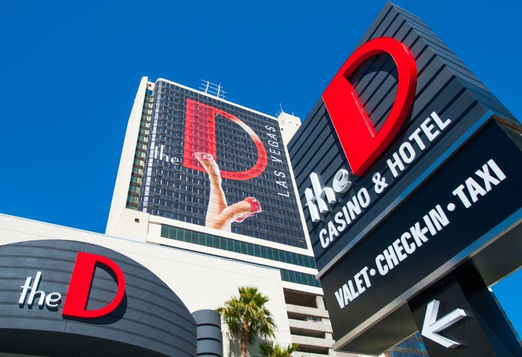 En logo, et sertifikat eller et firmaskilt på The D Las Vegas