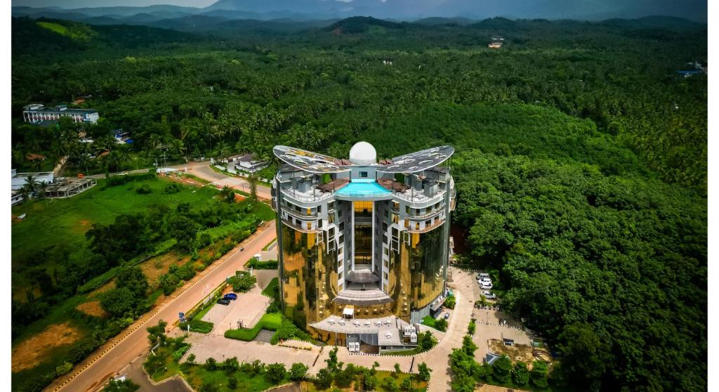 Pemandangan umum gunung atau pemandangan gunung yang diambil dari hotel