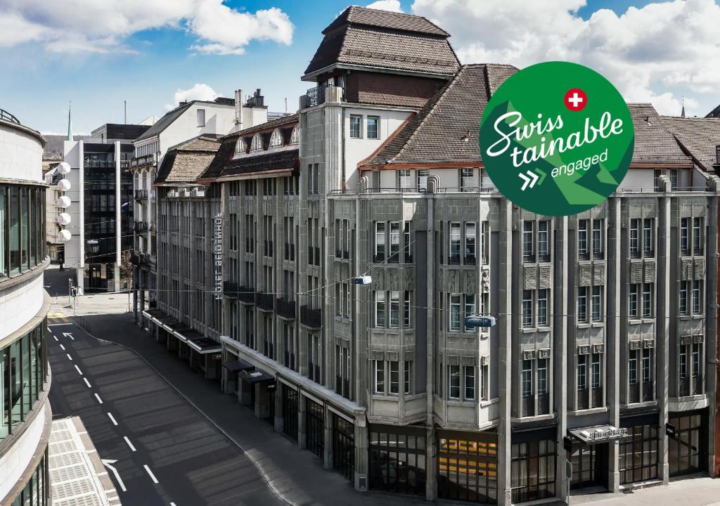 un bâtiment avec un panneau devant lui dans l'établissement Boutique Hotel Seidenhof, à Zurich