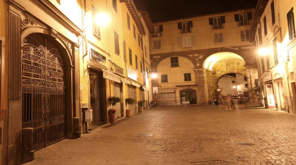 una calle vacía en una ciudad por la noche en B&B Antico Cancello, en Lucca