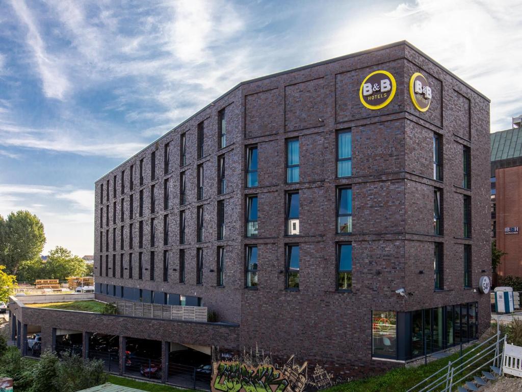 un gran edificio de ladrillo con un reloj. en B&B Hotel Lübeck, en Lübeck