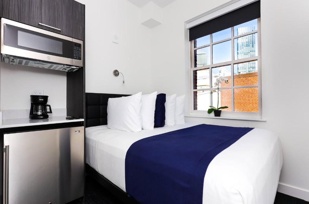 Tempat tidur dalam kamar di Modern Studio in Historic Boston - Unit #401