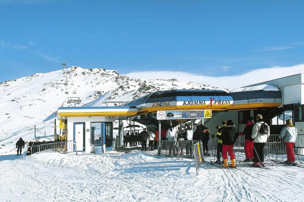 un grupo de personas en una estación de esquí en la nieve en Chalet, Hochkrimml, en Krimml