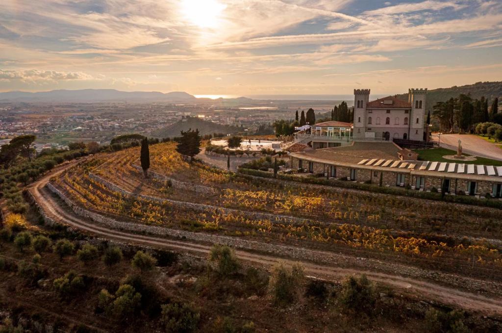 uma vista aérea de um edifício numa colina em Castello Bonaria Wine & Spa Resort em Campiglia Marittima