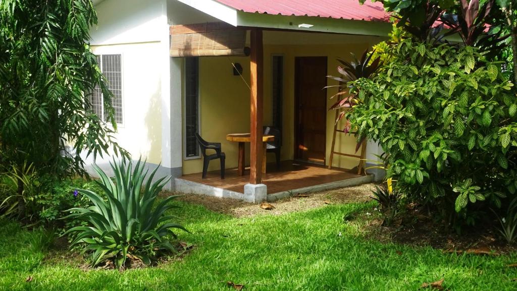 Un jardín fuera de ACACIA'S Cottages with Starlink Wifi