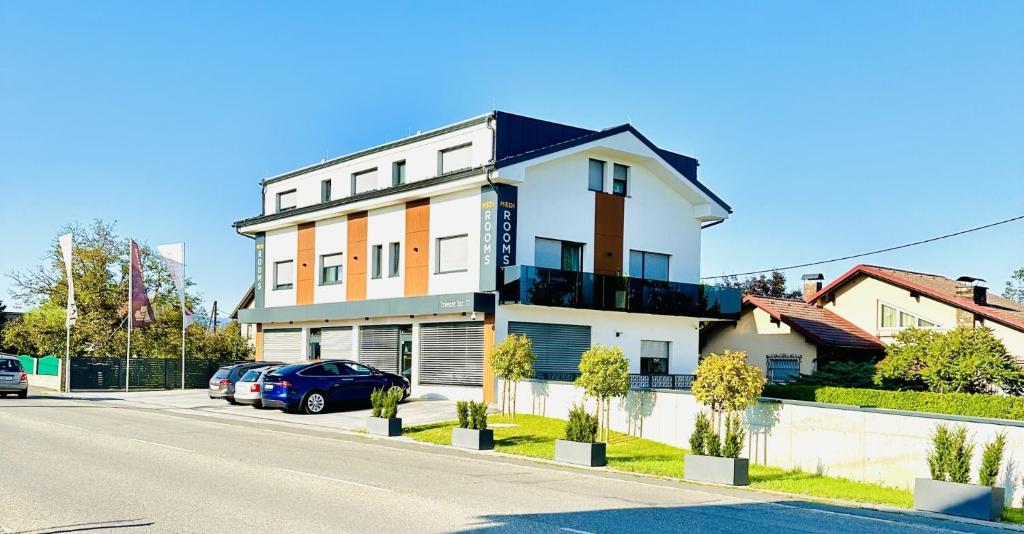 un edificio blanco al lado de una calle en Medirooms Apartments, en Feldkirchen bei Graz