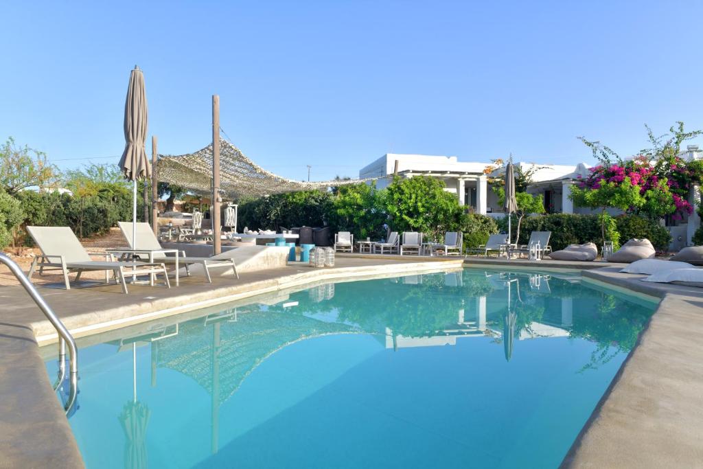 een zwembad met blauw water in een resort bij Portes Houses in Koufonisia