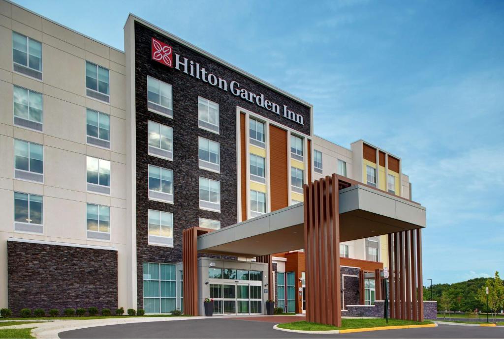 een hotel met een bord voor de honderdjarige herberg van het hotel bij Hilton Garden Inn Manassas in Manassas