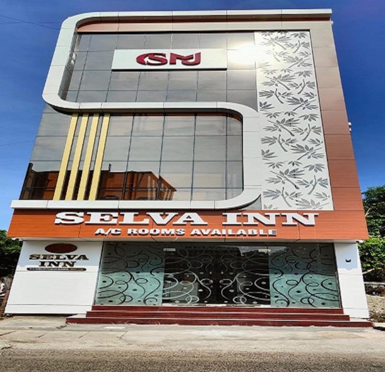 um edifício com uma placa de Sierra Inn em Selva Inn em Pondicherry