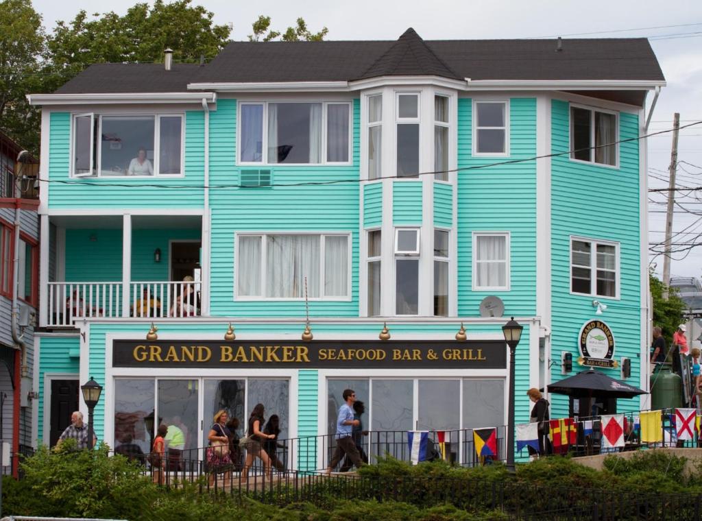 uma casa azul com pessoas do lado de fora em Brigantine Inn em Lunenburg