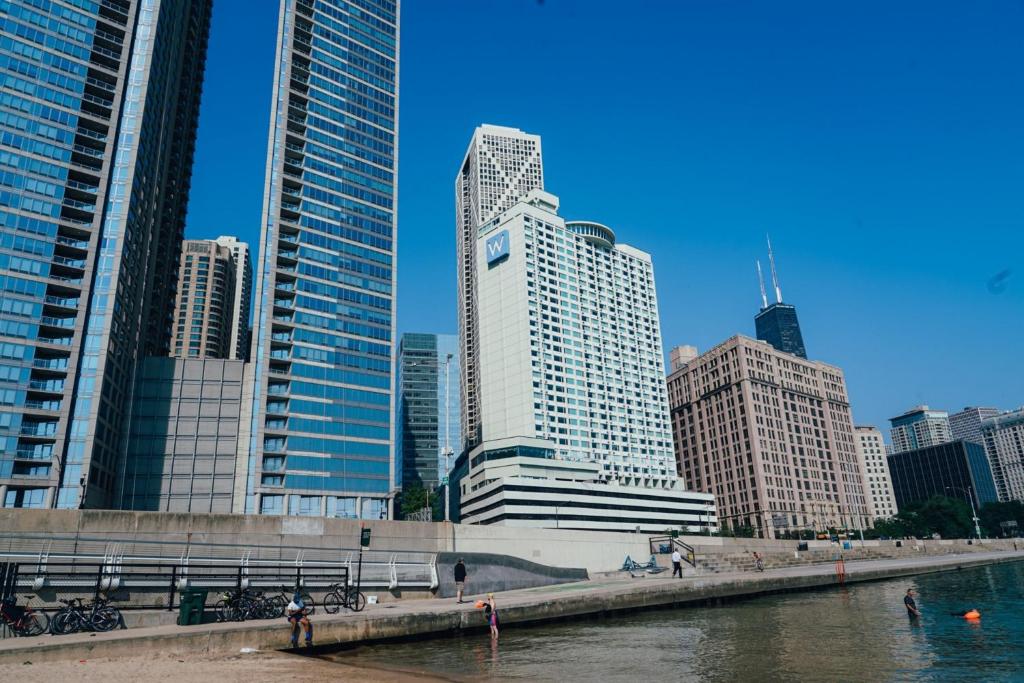 een stad met hoge gebouwen en een waterlichaam bij W Chicago - Lakeshore in Chicago