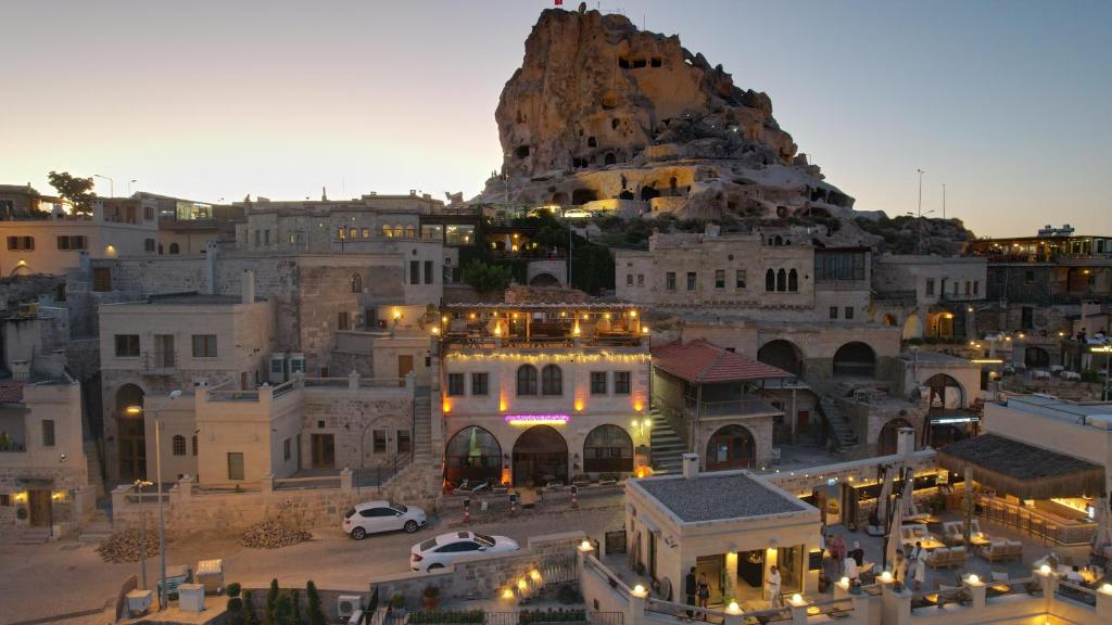 Blick auf eine Stadt mit einem Berg im Hintergrund in der Unterkunft My Story Cave Hotel in Uchisar