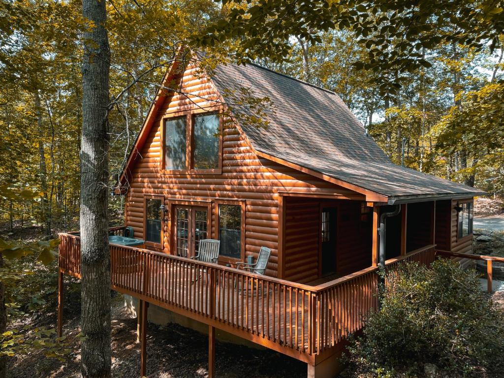 セバービルにあるGreat Smoky Mountains Cabin!, Secluded, Pet-Kid Friendly!の森の中のデッキ付きログキャビン