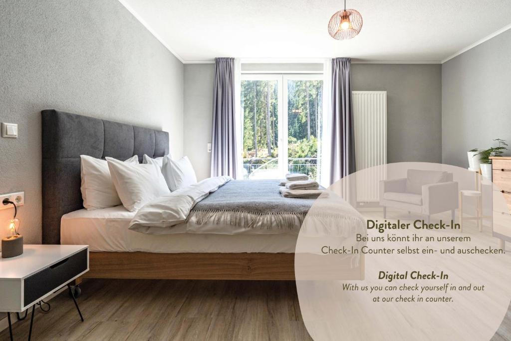 1 dormitorio con cama y mesa de cristal en stuub langenbach, en Titisee-Neustadt