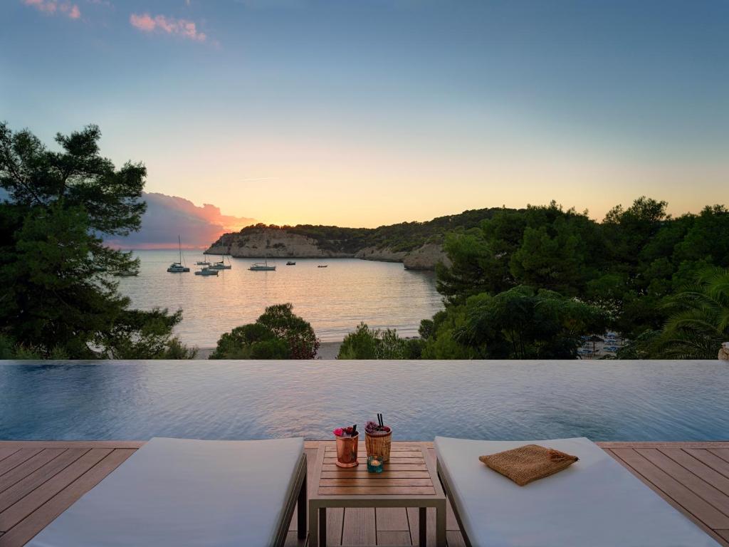 uma varanda com vista para um corpo de água em Meliá Cala Galdana em Cala Galdana