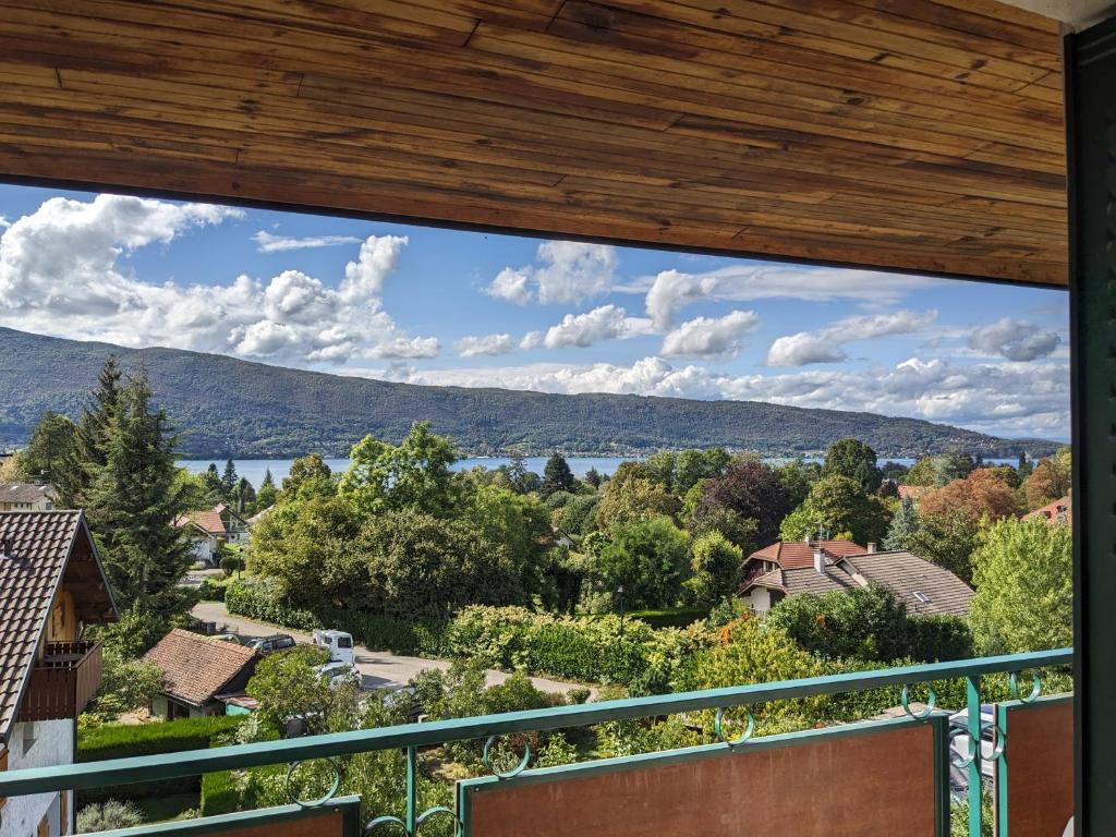 - une vue depuis le balcon d'une maison dans l'établissement Le belvedere de Menthon, à Menthon-Saint-Bernard