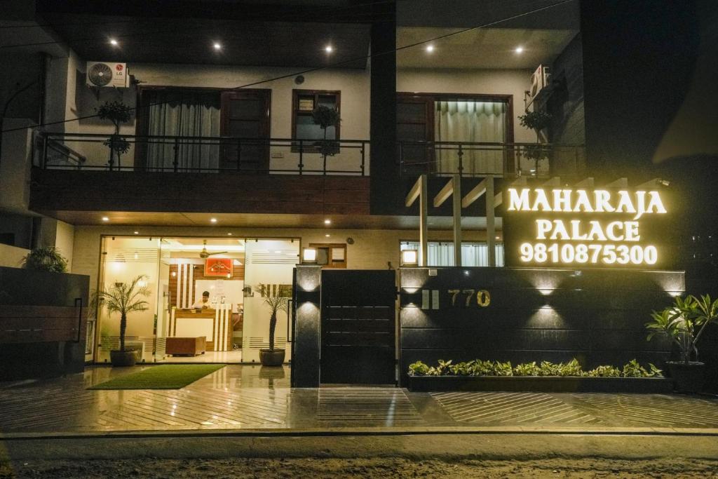 Hotel Maharaja Palace Boutique Hotels Near Medanta Medicity Gurgaon في جورجاون: مبنى فيه لافته مكتوب قصر الملاريا بالليل