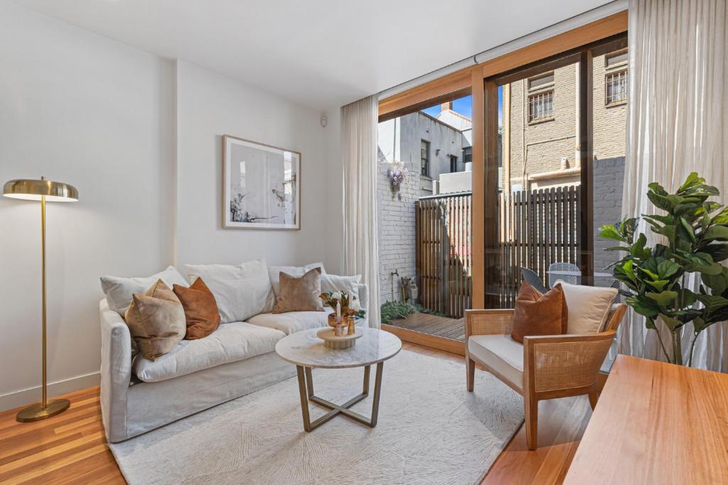 A seating area at Stylish 2-bed Victorian Terrace in Carlton